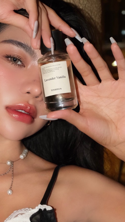 Creator holding Tinhhoa Lavender Vanilla